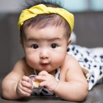 Tanda-Tanda Perkembangan Fisik Bayi yang Sehat Sesuai Usia