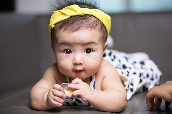 Tanda-Tanda Perkembangan Fisik Bayi yang Sehat Sesuai Usia